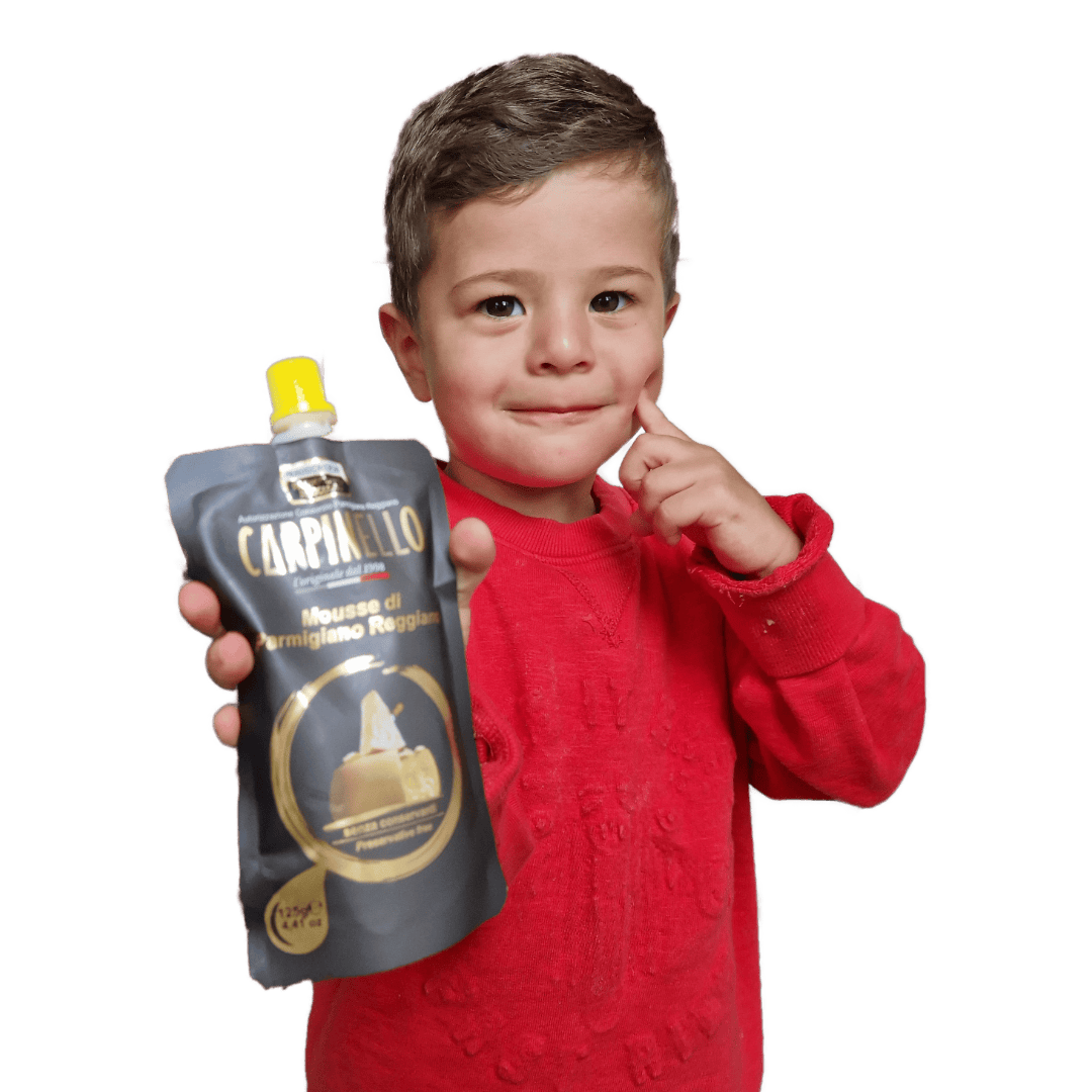 Bambino che mangia crema di parmigiano Carpinello