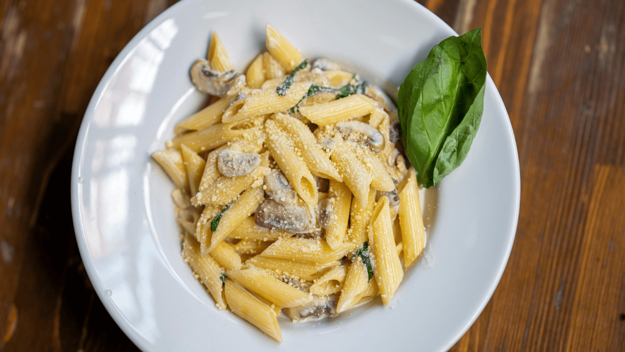Ricetta Penne alla crema di Parmigiano e funghi