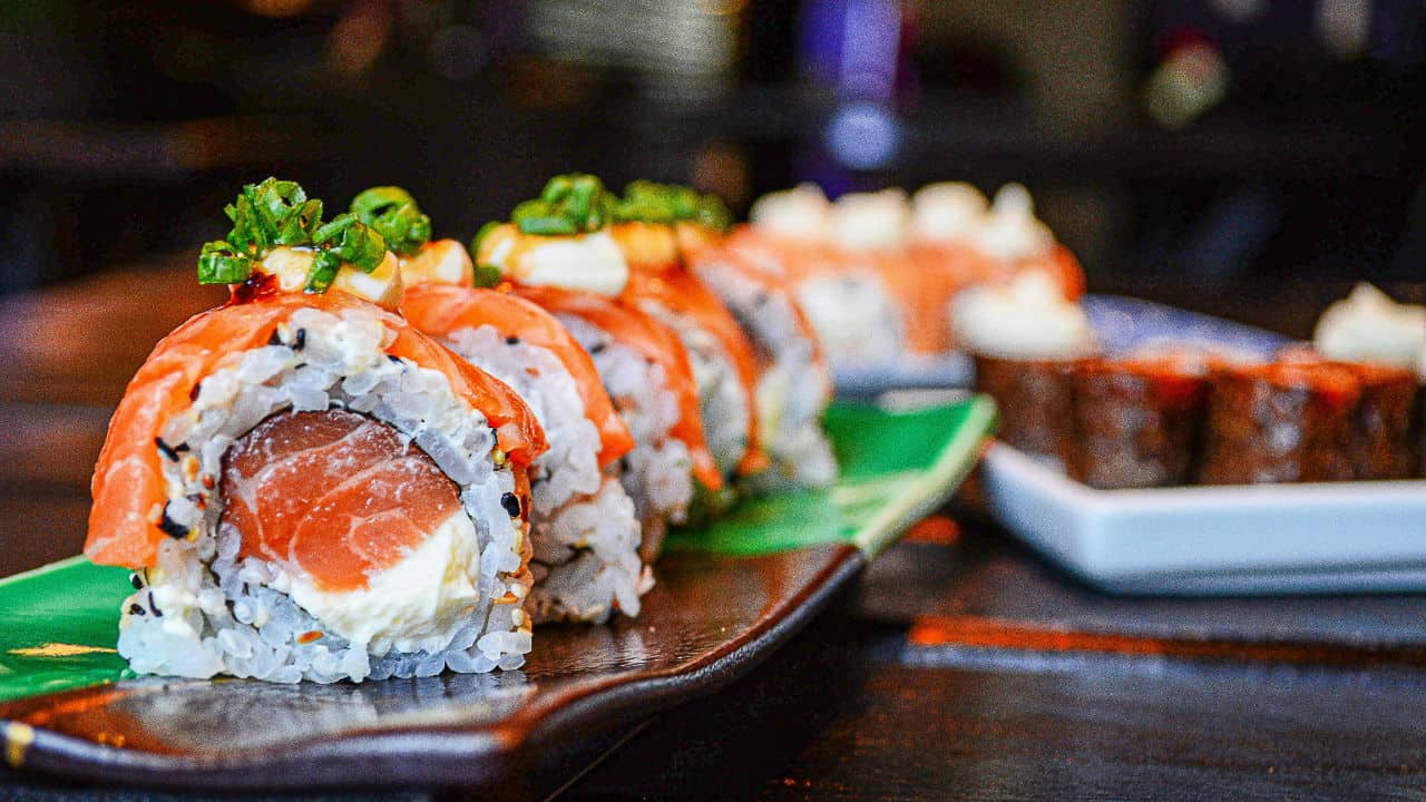 Ricetta sushi con crema di Parmigiano Carpinello e salmone affumicato